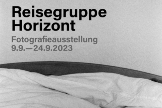 Plakat mit Text: Reisegruppe Horizont. Fotografieausstellung 9.9.-24.9.2023. Tor 40 /Güterbahnhof Bremen. Der Text befindet sich auf einem Foto, auf dem ein Foto mit Bettwäsche und einem geschwungenen Holzrahmen zu sehen ist.